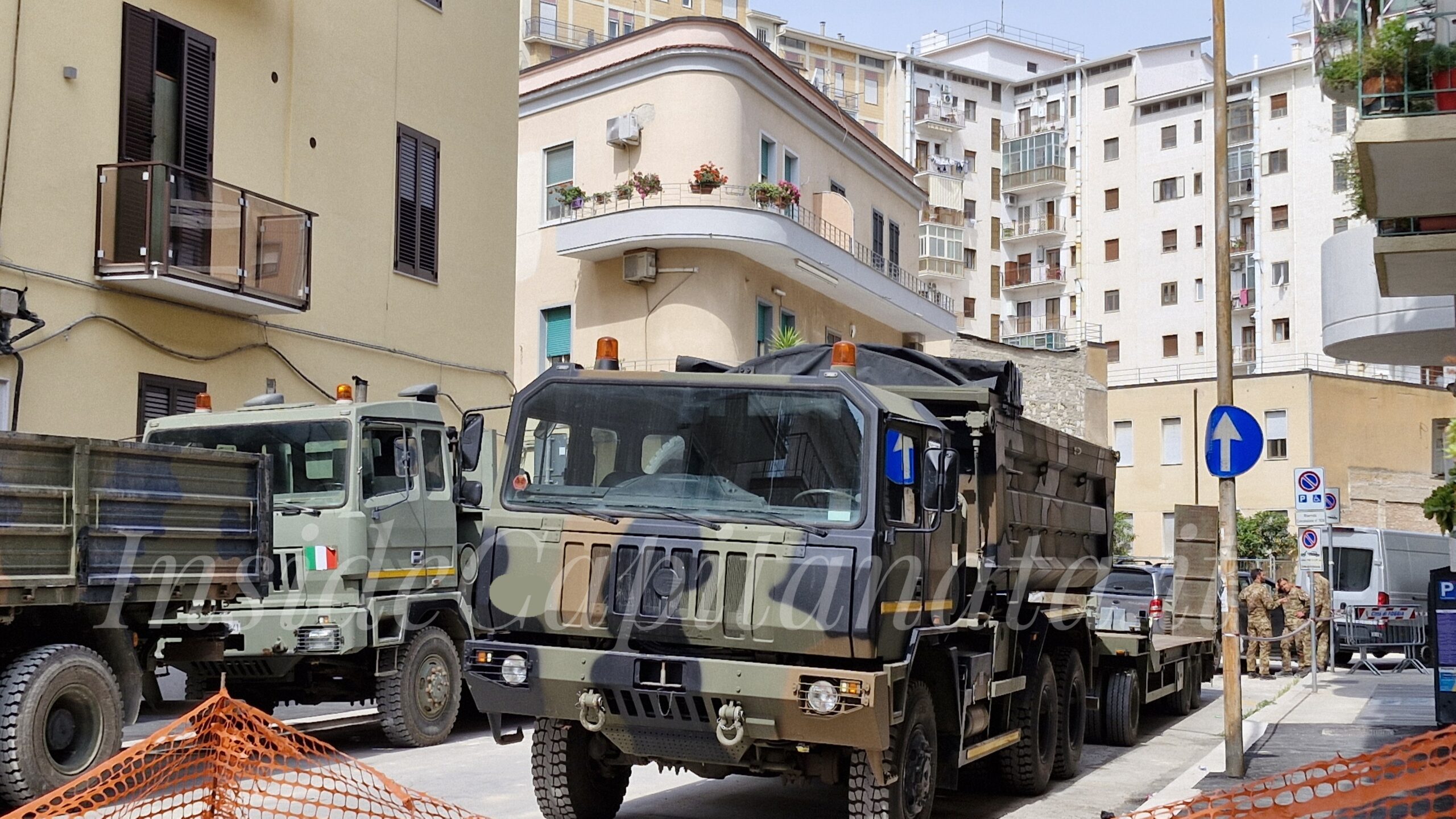 Mezzi militari e forze di Polizia Locale dispiegati per garantire la sicurezza durante l'evacuazione programmata a Foggia il 2 giugno.