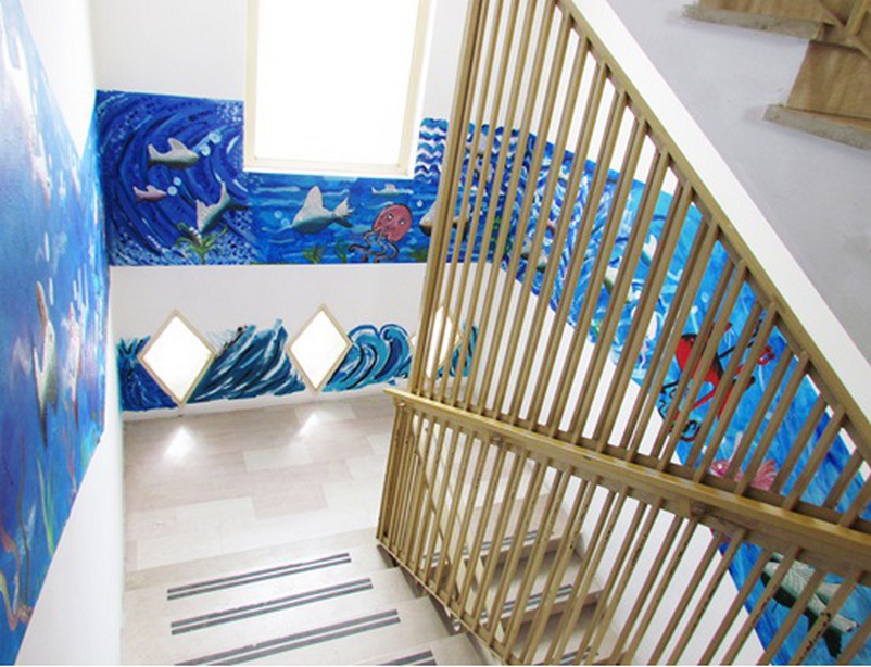Maestosi murales dipinti dall'artista Luca Pugliese all'interno del carcere di Foggia, trasformando le mura grigie in un'esplosione di colori e speranza. Le opere rappresentano simboli di rinascita e trasformazione, riflettendo la bellezza e il potere trasformativo dell'arte.