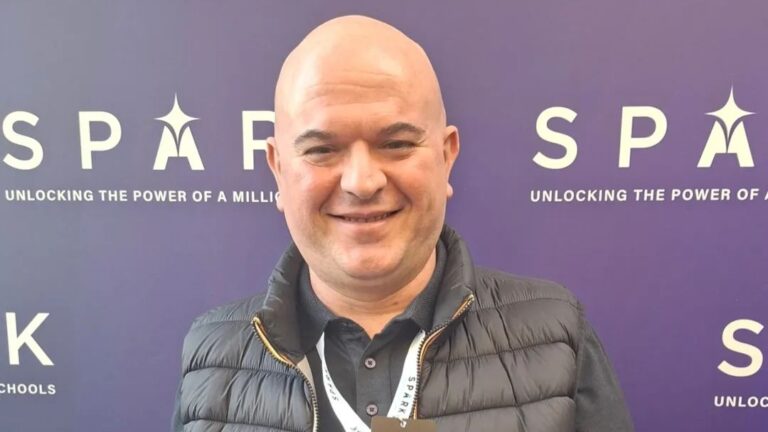 In foto Alfonso Filippone, il docente in finale al Global Teacher Prize a Dubai. Ph. Facebook ufficiale