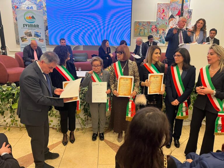 La sindaca Palma Maria Giannini (seconda da sinistra)