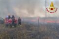 Manfredonia, incendio al Lago Salso: in azione Vigili del Fuoco, Canadair ed elicottero