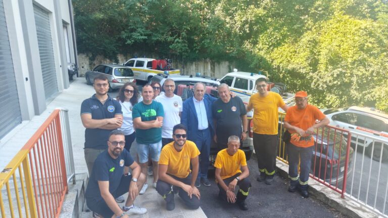 Mario Simonelli con i volontari di ERA