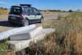 Manfredonia, materassi abbandonati sulla SP 141 per le saline