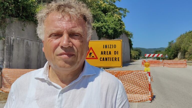 Antonio Tutolo davanti alla Galleria Passo del Lupo